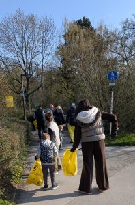 Nachbarn die Müll sammeln